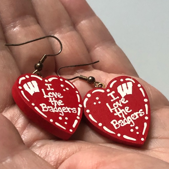 Vintage Wisconsin Badgers fan heart dangle earrings handmade UW - Picture 4 of 7